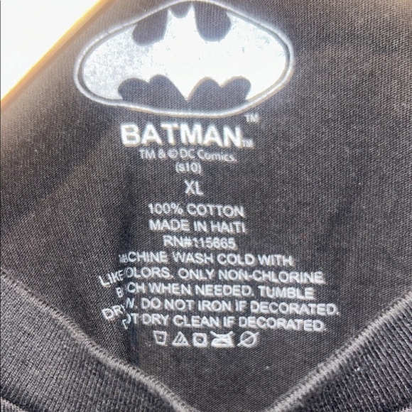 DC Comics Black and Yellow Batman Logo Tee - Picture 5 of 5